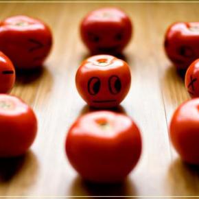 Παραγωγοί πέταξαν ντομάτες στην πύλη της ΔΕΘ στην&nbsp;Αγγελάκη