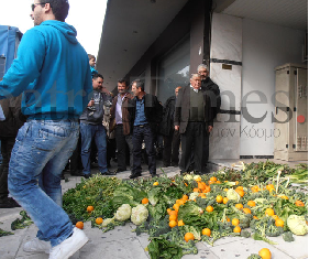 Αγρότες πέταξαν οπωροκηπευτικά στην είσοδο της  Γ΄ ΔΟΥ&nbsp;Πατρών